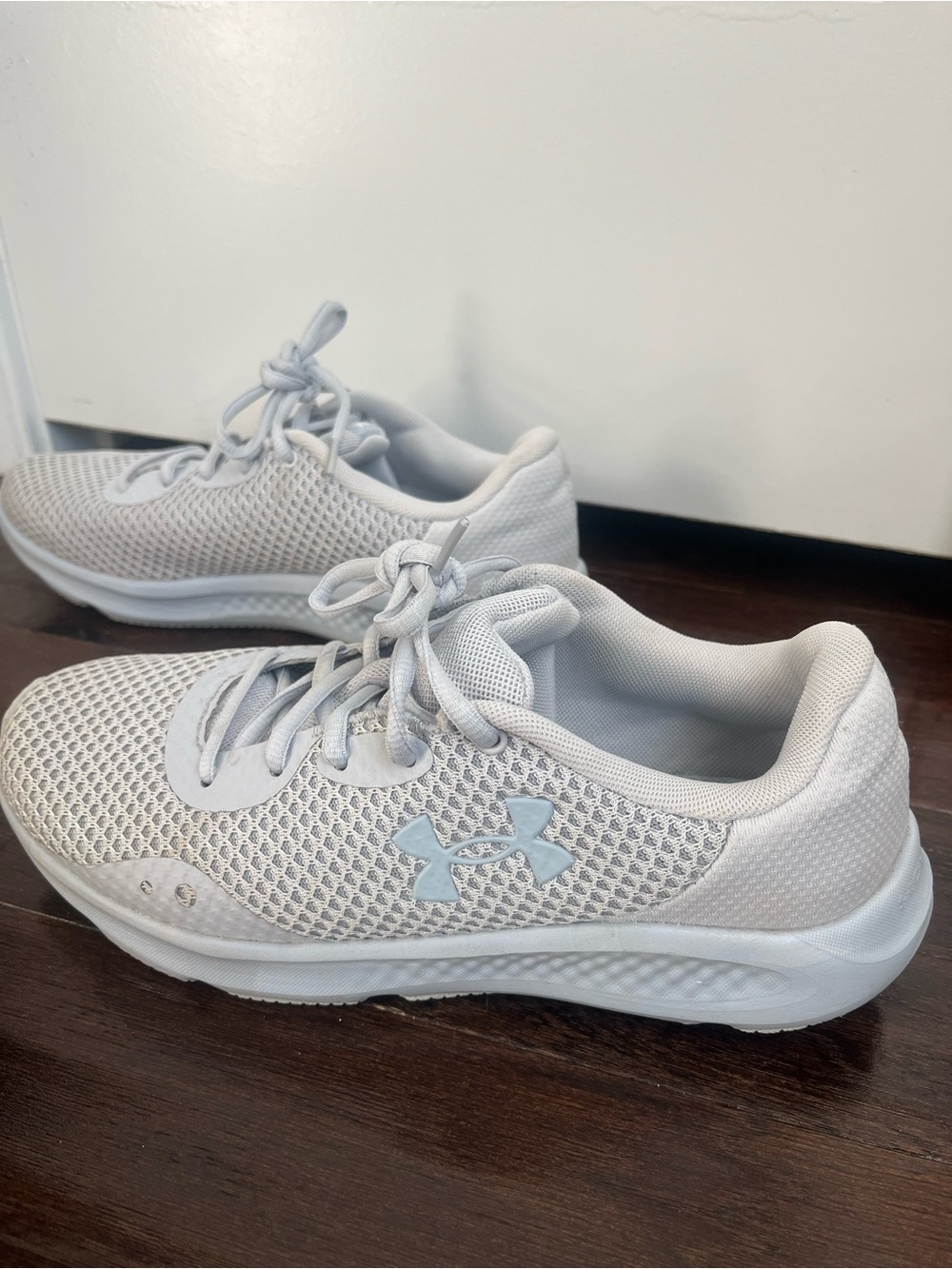 Under Armour Women’s 7.5 Light Gray Mesh Athletic Running Sneakers Deluxe Foam